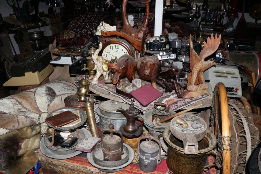 Evindeki Antika Eşyalar Ziyaretçilerini Tarihi Yolculuğa Çıkarıyor