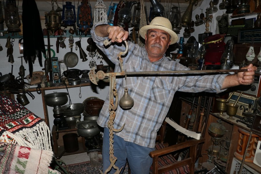 Evindeki Antika Eşyalar Ziyaretçilerini Tarihi Yolculuğa Çıkarıyor