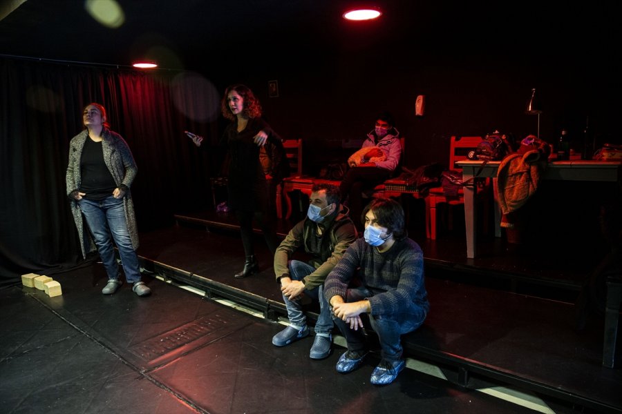 Evinin Garajını Tiyatroya Çeviren Miraç Eronat Öğrencileriyle Oyun Sahnelemeye Hazırlanıyor