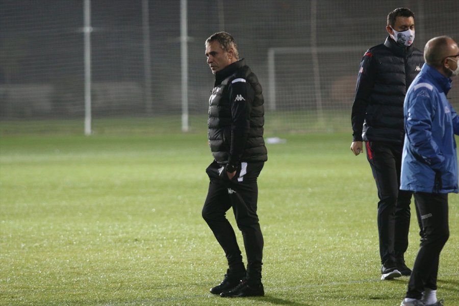 Fraport Tav Antalyaspor'da Ersun Yanal, Takımla İlk Antrenmanına Çıktı