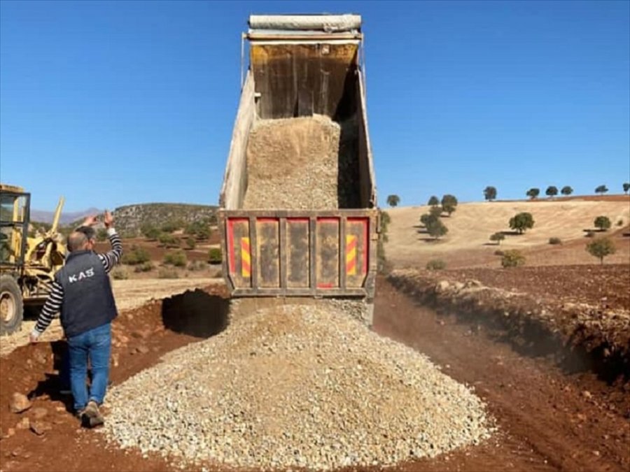 Ahırlı'da Yayla Yollarının Yapımı Hızlandı