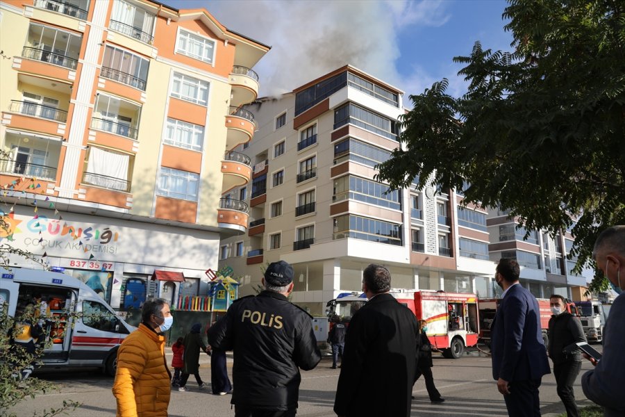Ankara'da Binanın Çatı Katında Çıkan Yangında 5 Kişi Dumandan Etkilendi