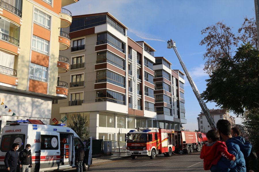 Ankara'da Binanın Çatı Katında Çıkan Yangında 5 Kişi Dumandan Etkilendi
