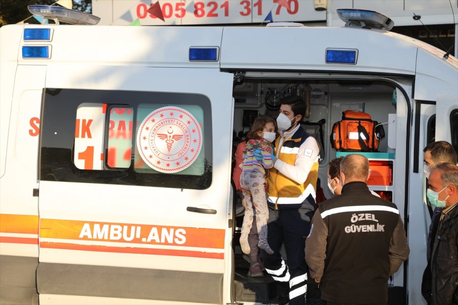 Ankara'da Binanın Çatı Katında Çıkan Yangında 5 Kişi Dumandan Etkilendi