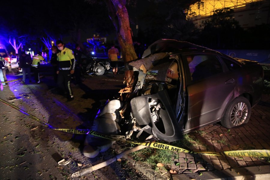 Antalya'da Ağaca Çarparak İkiye Bölünen Otomobildekilerden Biri Hayatını Kaybetti