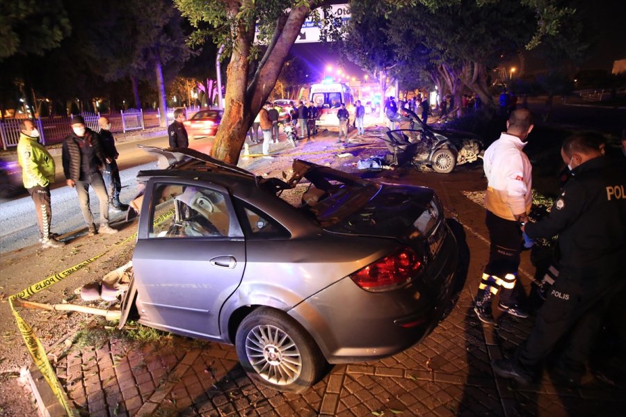 Antalya'da Ağaca Çarparak İkiye Bölünen Otomobildekilerden Biri Hayatını Kaybetti