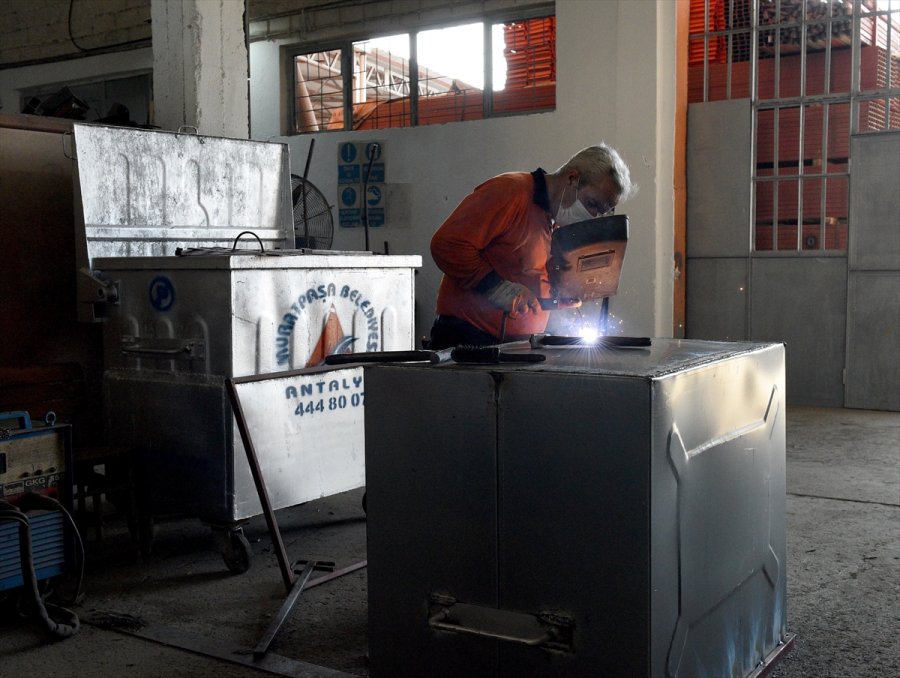 Muratpaşa'da Konteynerlerde Bakım Ve Onarım Çalıması