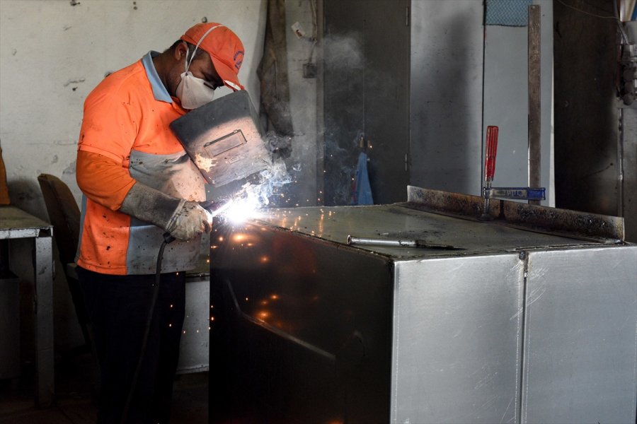 Muratpaşa'da Konteynerlerde Bakım Ve Onarım Çalıması