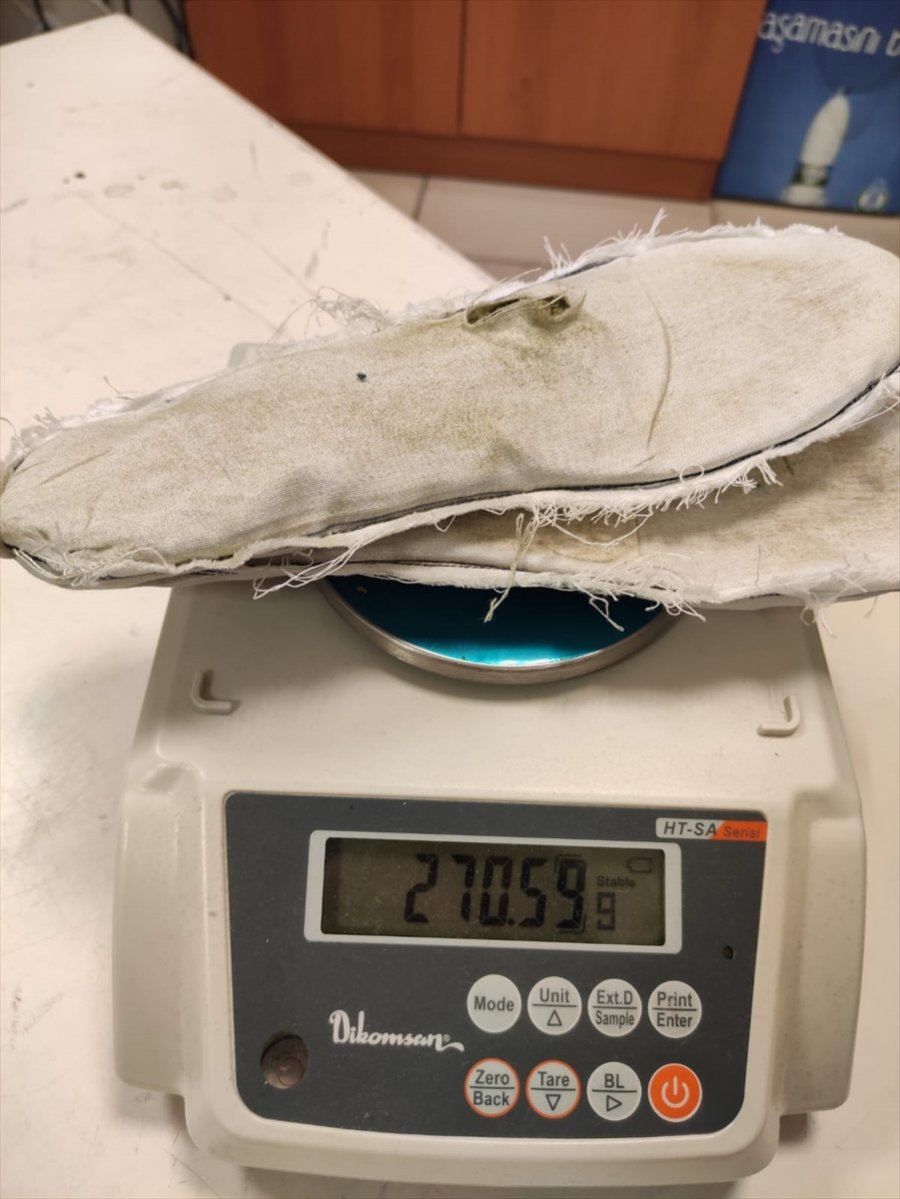 Antalya Havalimanı'nda Ayakkabısının İçinde Uyuşturucu Bulunan Zanlı Tutuklandı