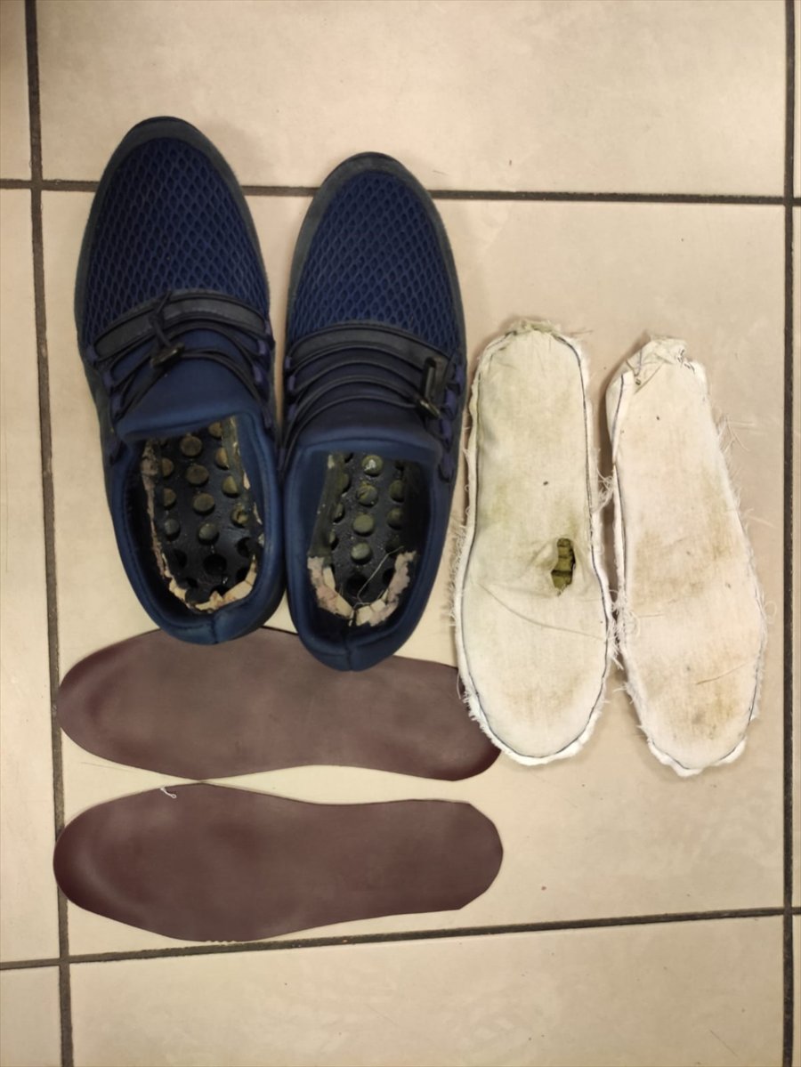Antalya Havalimanı'nda Ayakkabısının İçinde Uyuşturucu Bulunan Zanlı Tutuklandı