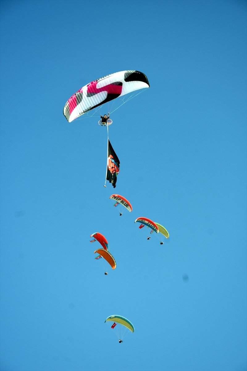 Azerbaycan'ın Zaferini Bayraklı Atlayışla Kutladılar