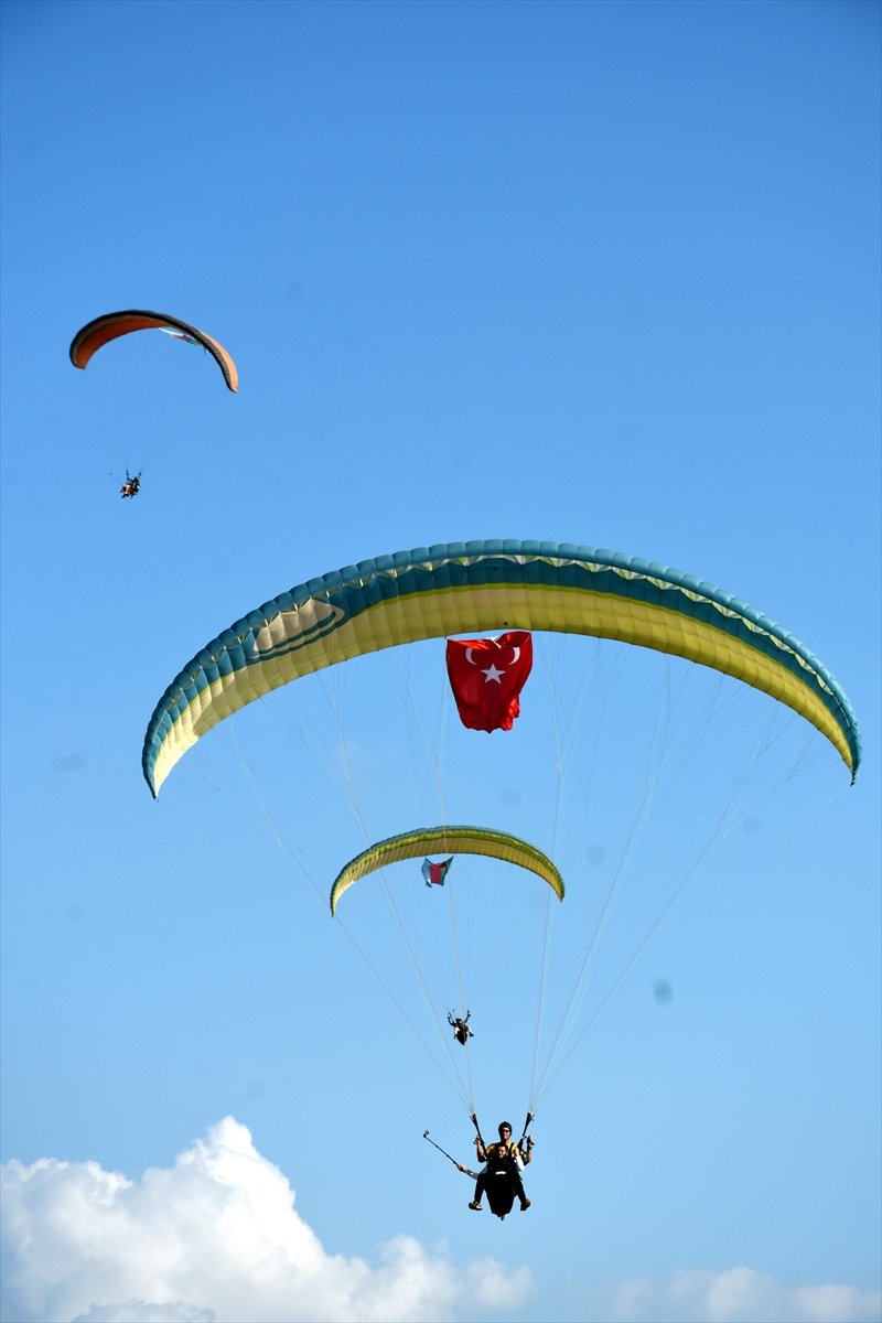 Azerbaycan'ın Zaferini Bayraklı Atlayışla Kutladılar