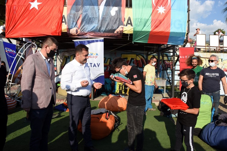 Azerbaycan'ın Zaferini Bayraklı Atlayışla Kutladılar