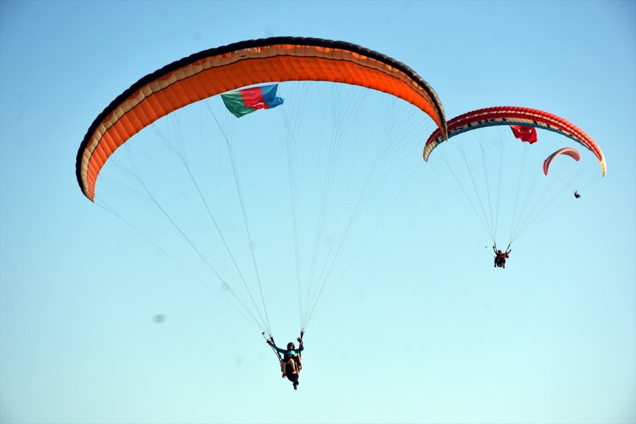 Azerbaycan'ın Zaferini Bayraklı Atlayışla Kutladılar