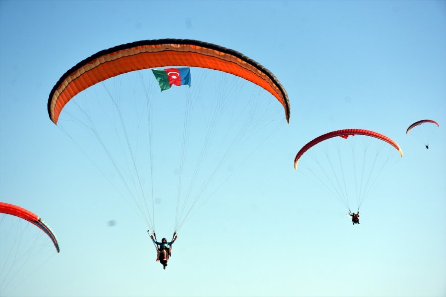 Azerbaycan'ın Zaferini Bayraklı Atlayışla Kutladılar