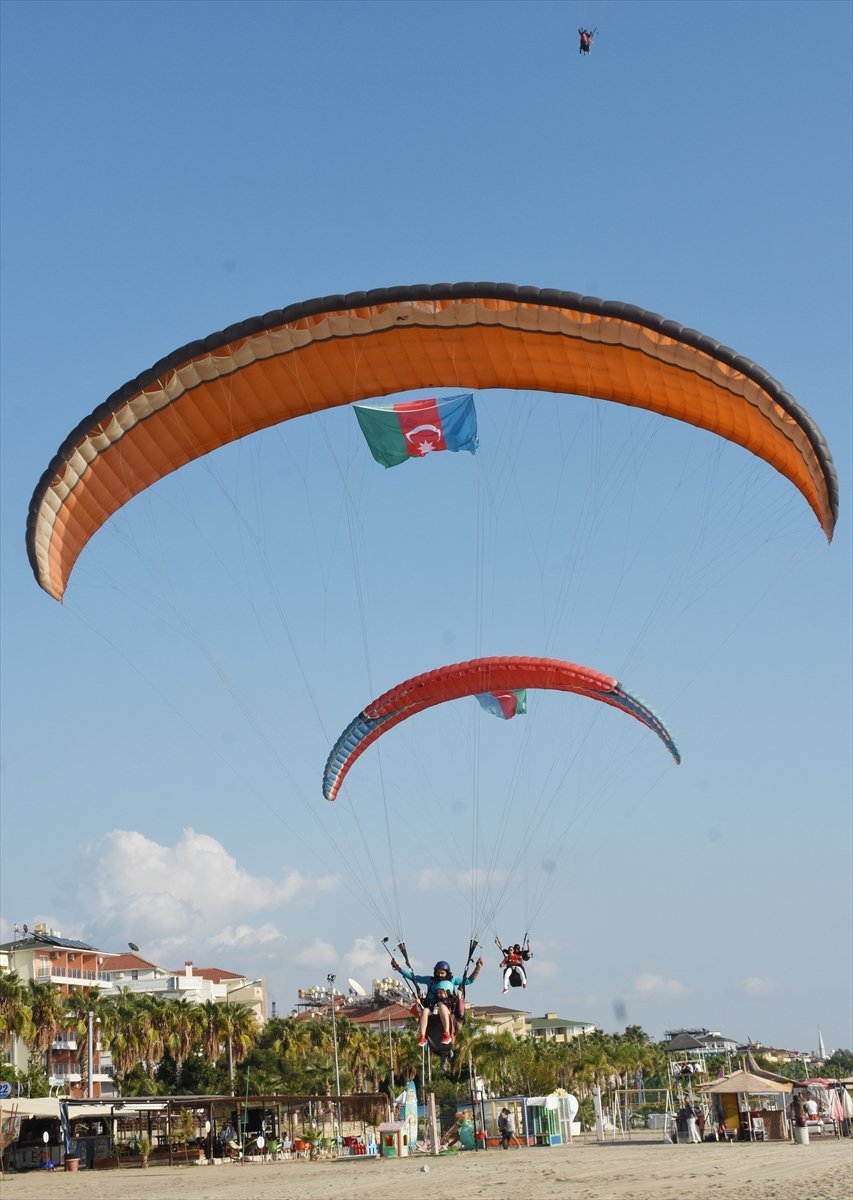 Azerbaycan'ın Zaferini Bayraklı Atlayışla Kutladılar