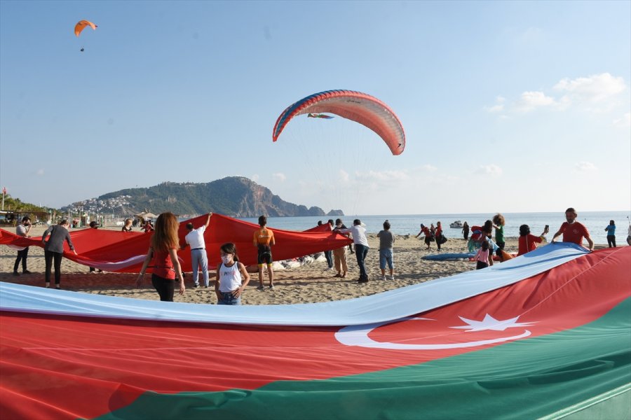 Azerbaycan'ın Zaferini Bayraklı Atlayışla Kutladılar