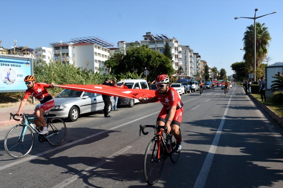 Azerbaycan'ın Zaferini Bayraklı Atlayışla Kutladılar