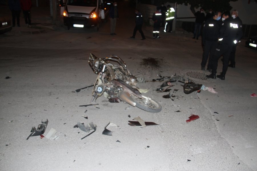 Beyşehir'de Otomobille Motosiklet Çarpıştı, 3 Kişi Ağır Yaralandı