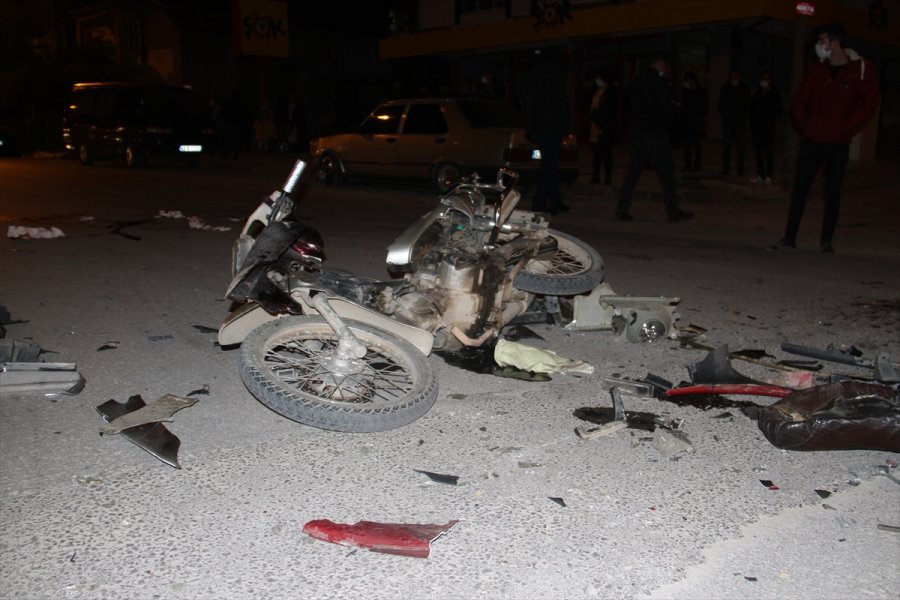 Beyşehir'de Otomobille Motosiklet Çarpıştı, 3 Kişi Ağır Yaralandı