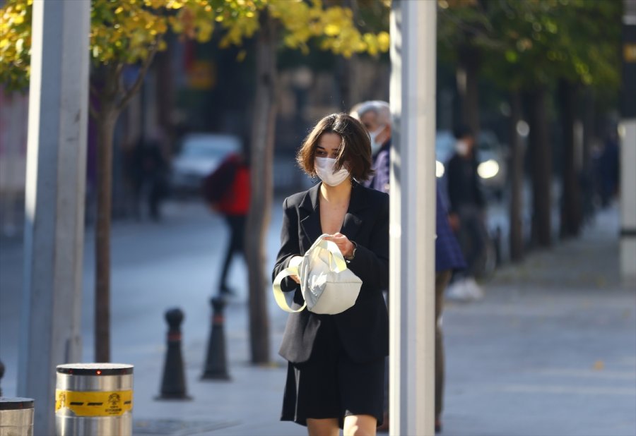 Konya'da Vatandaşlar, Kovid-19 Önlemleri Kapsamında Uygulanan Sigara İçme Yasağına Uyuyor