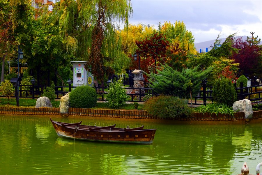 Konya'daki Kuğulu Ve Japon Parkı Hazan Renklerine Büründü