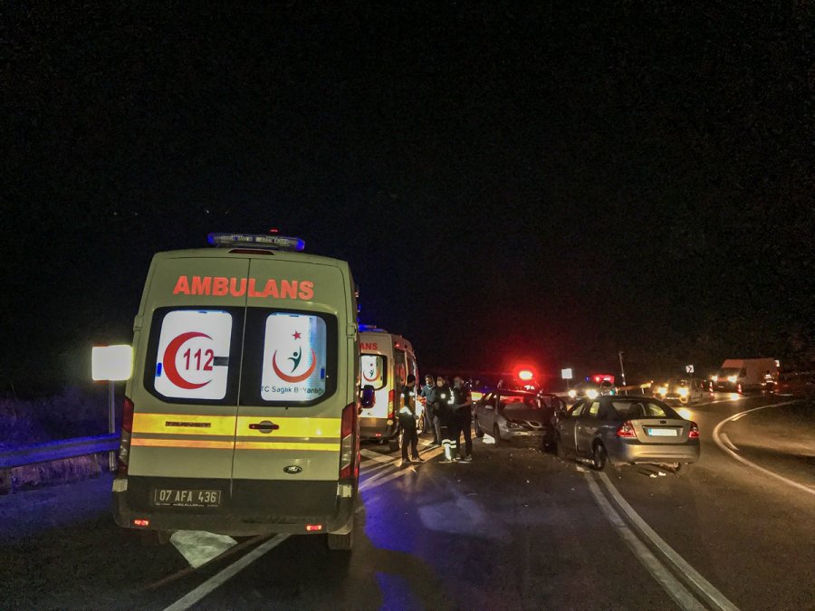 Antalya'da İki Otomobil Çarpıştı: 3 Yaralı