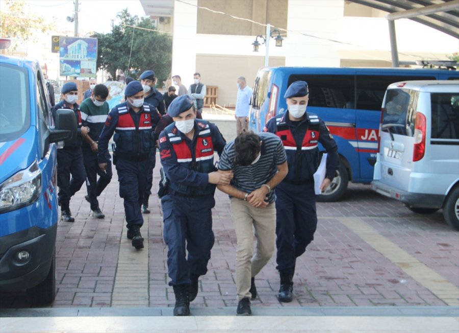 Antalya'da Bahçeden Avokado Çaldığı Belirlenen 2 Kişi Tutuklandı