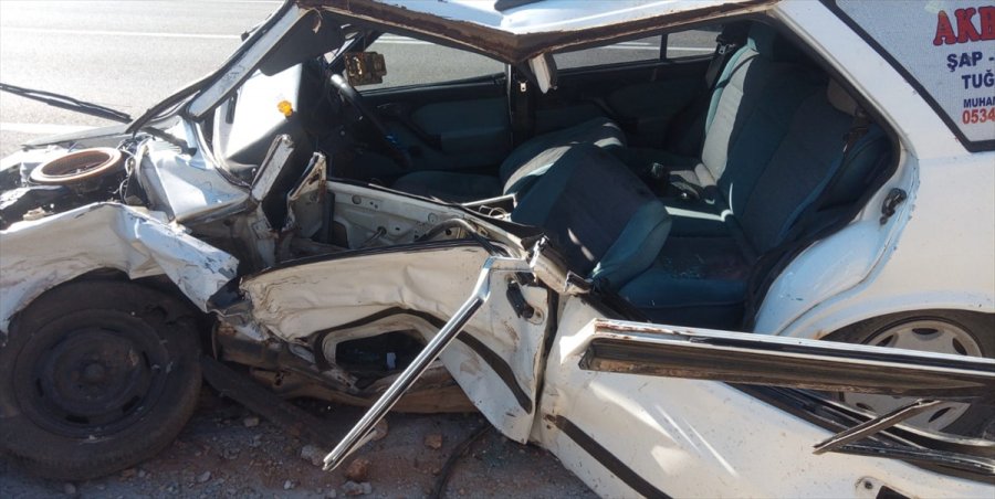 Antalya'da Otomobil İle Pikap Çarpıştı: 3 Yaralı