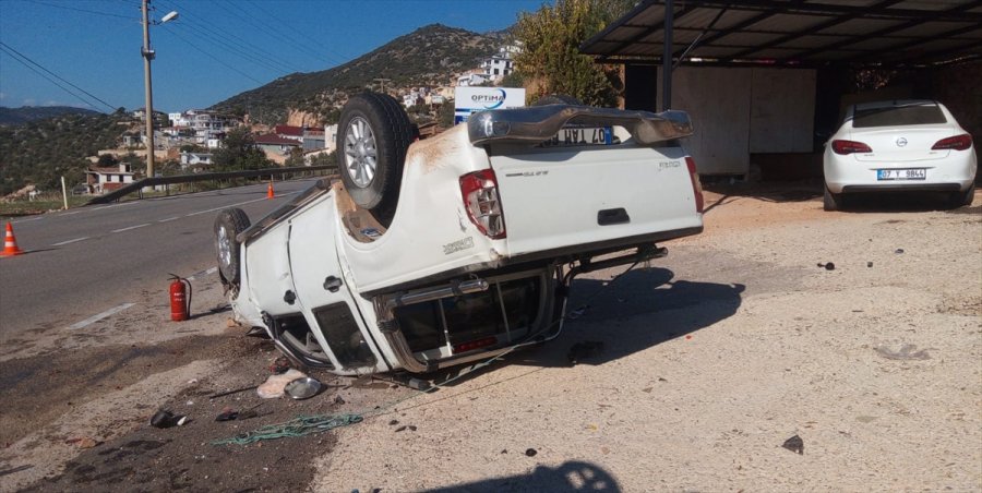 Antalya'da Otomobil İle Pikap Çarpıştı: 3 Yaralı