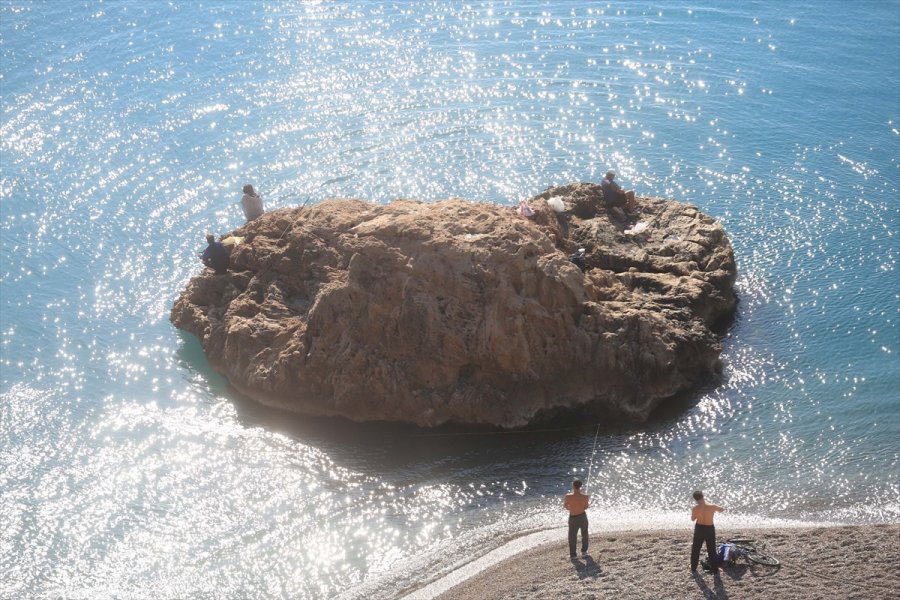 Antalya'nın Zirvesinde Kar, Sahilinde Deniz Keyfi
