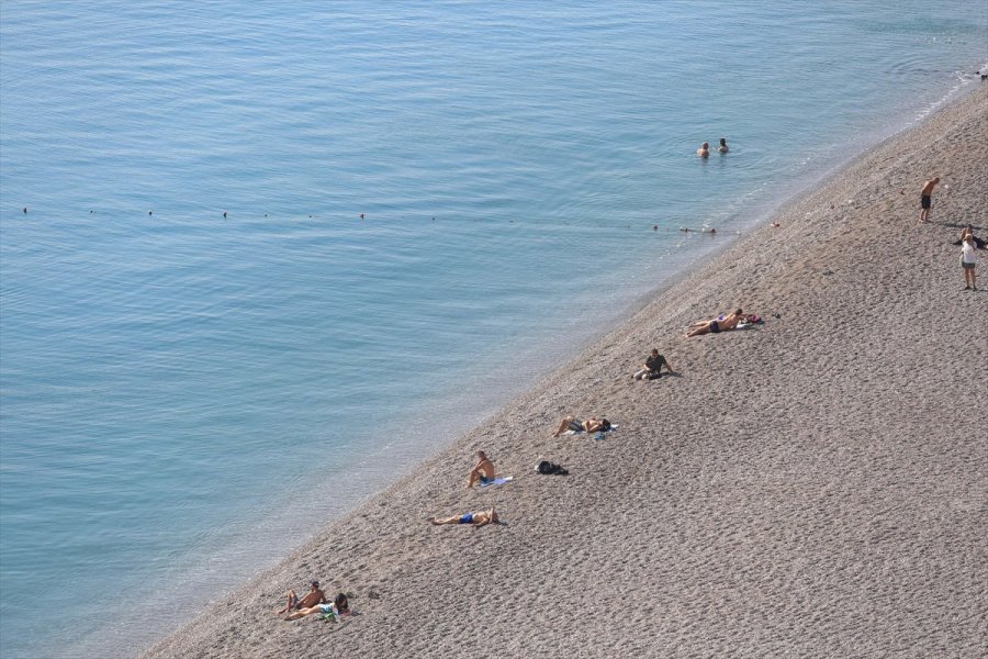 Antalya'nın Zirvesinde Kar, Sahilinde Deniz Keyfi