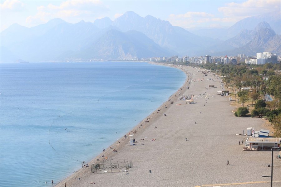 Antalya'nın Zirvesinde Kar, Sahilinde Deniz Keyfi