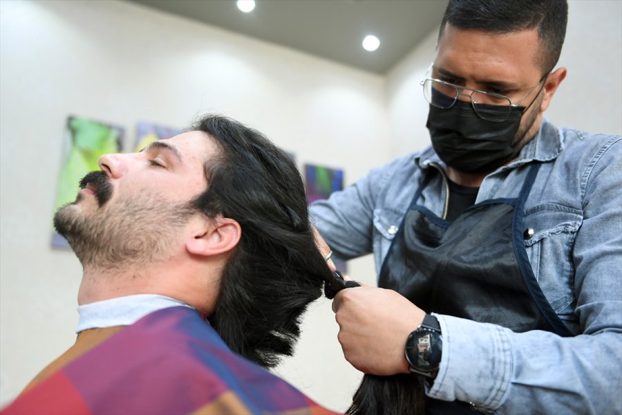 Belediye Çalışanı 2 Yıldır Uzattığı Saçlarını Kanser Hastaları İçin Bağışladı