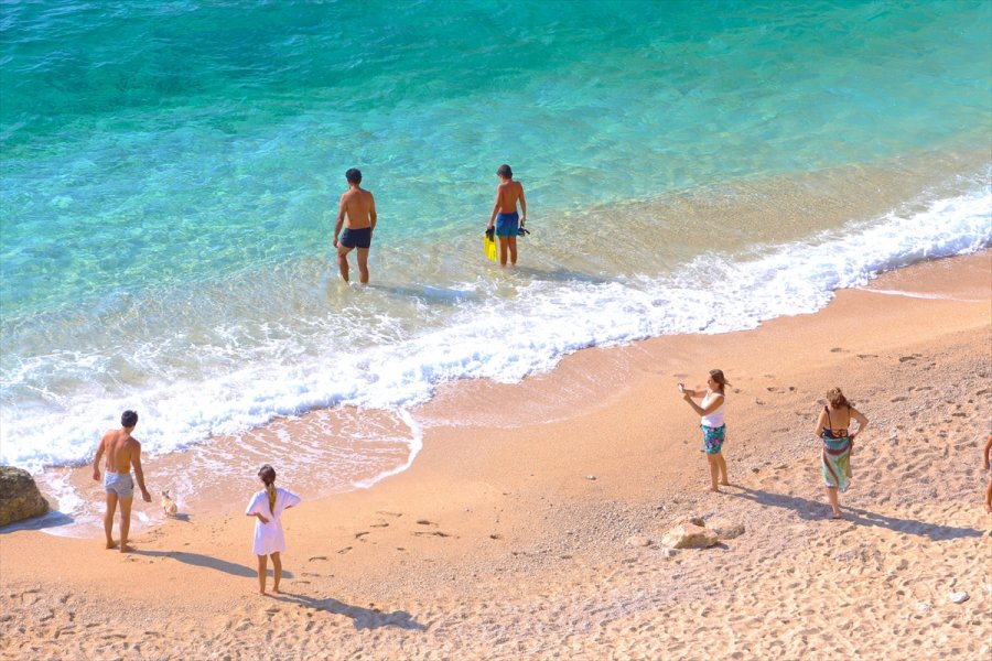 Dünyaca Ünlü Kaputaş Plajı, Kasımda Da Tatilcilerin Adresi Oldu