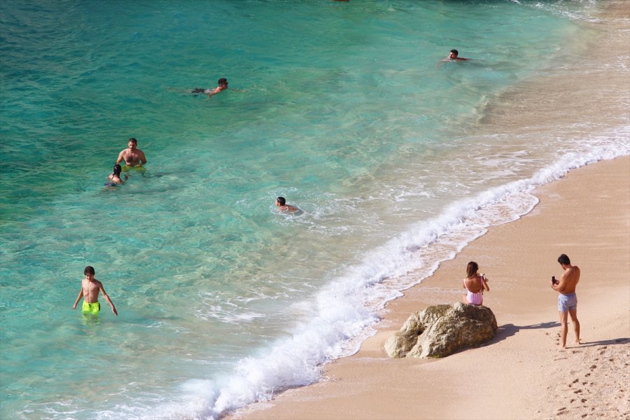 Dünyaca Ünlü Kaputaş Plajı, Kasımda Da Tatilcilerin Adresi Oldu