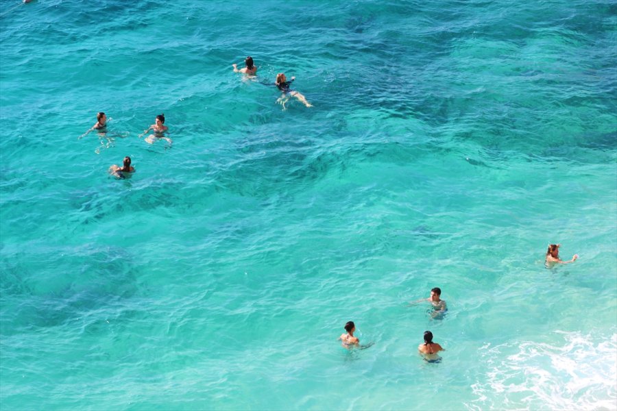 Dünyaca Ünlü Kaputaş Plajı, Kasımda Da Tatilcilerin Adresi Oldu