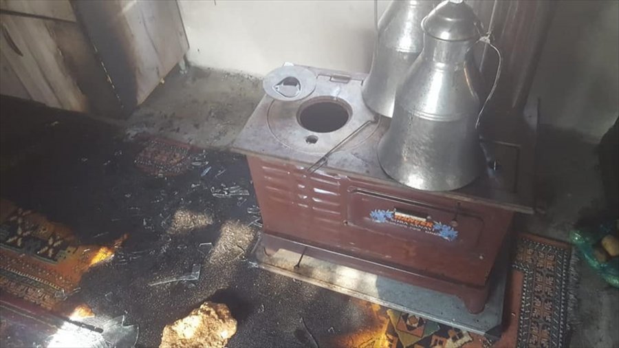 Mersin'de Bir Evde Çıkan Yangında Hasar Oluştu