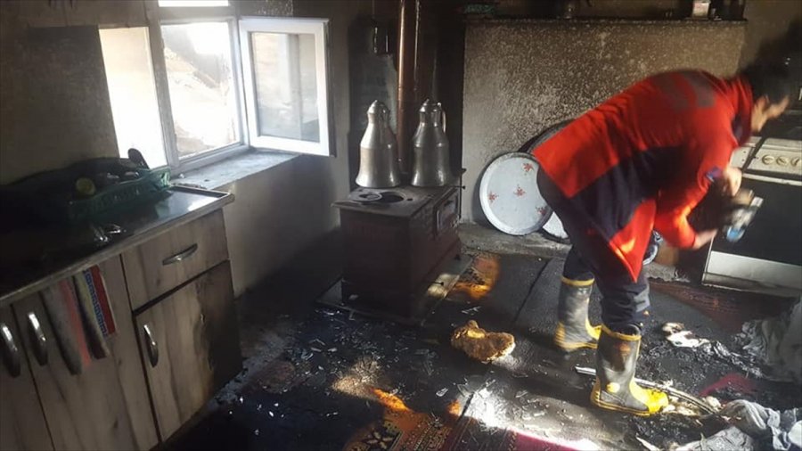 Mersin'de Bir Evde Çıkan Yangında Hasar Oluştu