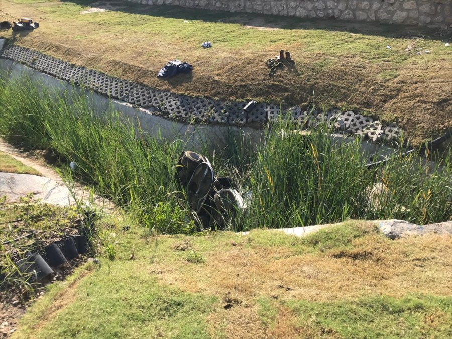Antalya'da Çim Biçme Makinesiyle Kanala Düşen İşçiyi İtfaiye Kurtardı