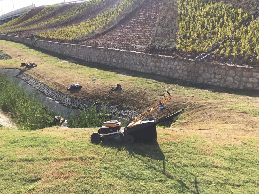 Antalya'da Çim Biçme Makinesiyle Kanala Düşen İşçiyi İtfaiye Kurtardı