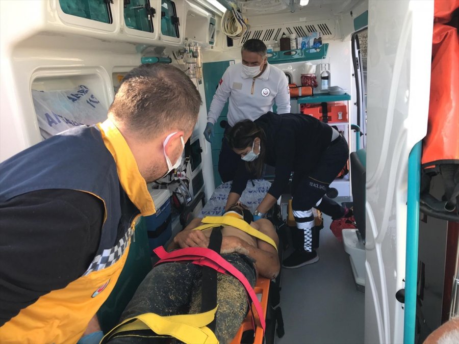 Antalya'da Çim Biçme Makinesiyle Kanala Düşen İşçiyi İtfaiye Kurtardı