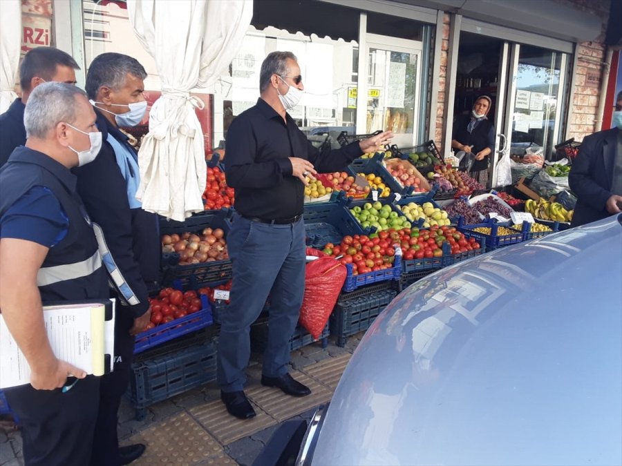 Silifke’de Zabıta Kaldırım İşgali Yapan Esnafı Denetledi