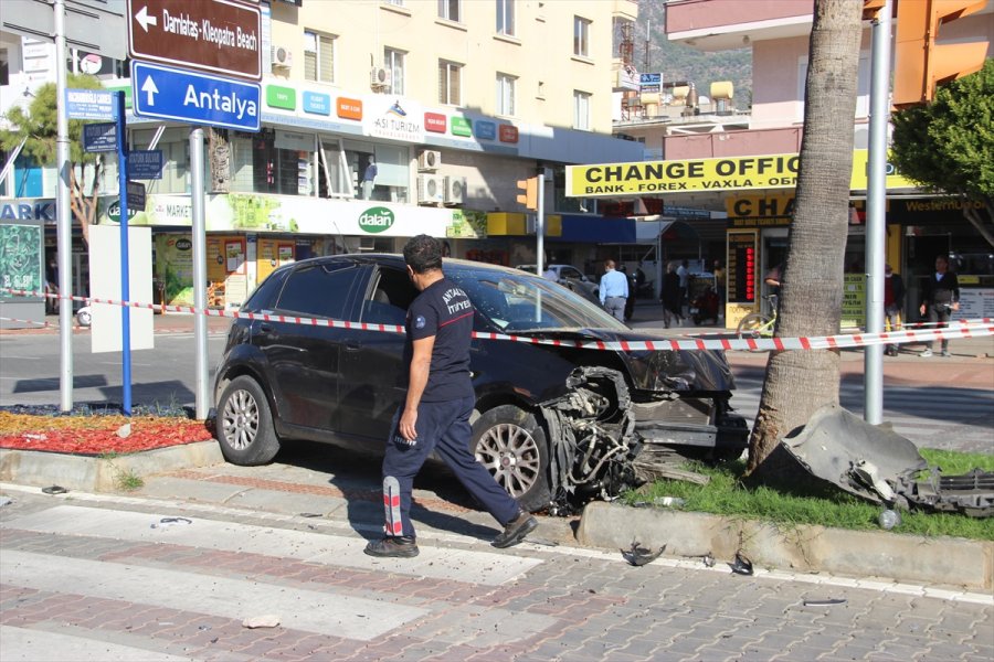 Alanya'da Otomobil Motosiklete Ve Yayaya Çarptı: 2 Yaralı