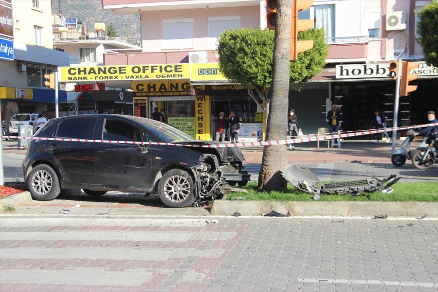 Alanya'da Otomobil Motosiklete Ve Yayaya Çarptı: 2 Yaralı