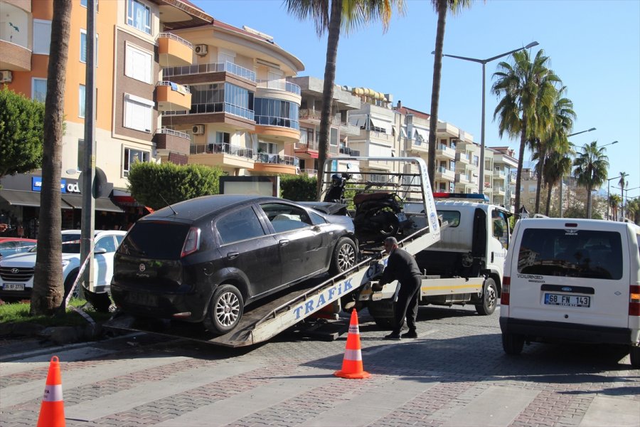 Alanya'da Otomobil Motosiklete Ve Yayaya Çarptı: 2 Yaralı