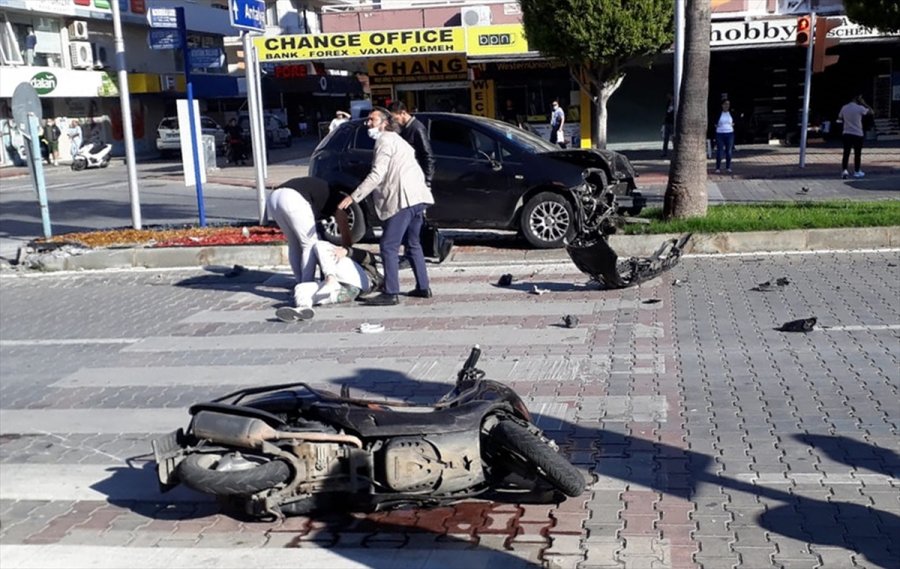 Alanya'da Otomobil Motosiklete Ve Yayaya Çarptı: 2 Yaralı