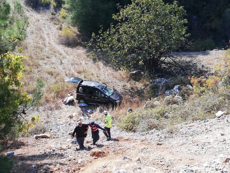 Antalya'da Otomobil Uçuruma Yuvarlandı: 4 Yaralı