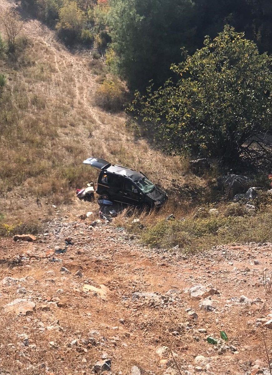 Antalya'da Otomobil Uçuruma Yuvarlandı: 4 Yaralı