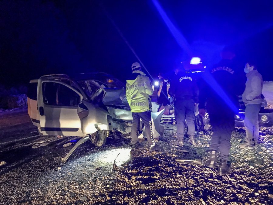 Antalya'da İki Otomobil Çarpıştı: 4 Yaralı